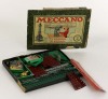 Lote 23 - MECCANO, KIT/JOGO DE CONSTRUÇÃO, ANTIGO – Caixa datada de 1928, Meccano N0 2, com peças metálicas diversas. Dim: caixa com 3x35x28 cm. Nota: jogo muito antigo, com falhas e defeitos, sinais de manuseamento - 2