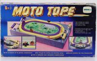 Lote 26 - JOGO MOTO TOPE - Pista de motas Vintage de funcionamento gravítico (sem pilhas) da Unifarma, para 2 jogadores, As motas são conduzidas com guiadores pelos jogadores. Falta um conta voltas e as bandeirolas e papel decorativo