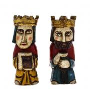 Lote 1018 - PAR DE ESCULTURAS EM MADEIRA – Figura de Rei e Rainha, peças policromadas. Dim: 20 cm de altura. Nota: desgaste na pintura