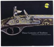 Lote 3023 - LIVRO "THREE CENTURIES OF TRADITION - THE RENAISSANCE OF CUSTOM SPORTING ARMS IN AMERICA" - Por Mark Silver e Wallace Gusler. Exemplar idêntico à venda por € 523,46 ($561,85). Editora: The Minneapolis Institute of Arts, 2003. Dim: 24,5x28,5 cm. Encadernação cartonada em tela preta, com sobrecapa. Nota: sobrecapa apresenta sinais de manuseamento, miolo como Novo. Consultar https://www.amazon.com/Three-Centuries-Tradition-Renaissance-Sporting/dp/1857592891