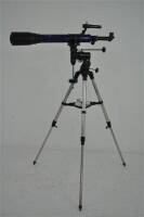 Lote 8 - Telescópio BRESSER, modelo Skylux, com F700 mm/D=70 mm, colocado em tripé, com 3 lentes de K4 mm, K12 mm e RK20 mm, completo