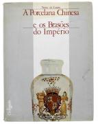 Lote 3990 - LIVRO "A PORCELANA CHINESA E OS BRASÕES DO IMPÉRIO" - Por Nuno Castro. Exemplar idêntico à venda por € 150. Editora: Civilização, 1987. Dim: 31,5x24 cm. Encadernação cartonada do editor com tela bege, com sobrecapa. Nota: capa e lombada cansadas. Consultar https://in-libris.com/products/porcelana-chinesa-e-os-brasoes-do-imperio-a