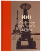 Lote 3998 - LIVRO "100 LEGENDARY TRUNKS - LOUIS VIUTTON" - Edição Francesa. Por Pierre Léonforte - Éric Pujalet-Plaà, com a colaboração de Florence Lesché e Marie Wurry. Prefácio de Patrick-Louis Viutton. Exemplar idêntico, Novo, à venda por € 191,15 ($206,27). Editora: Abrams, New York, 2010. Dim: 31,5x24,5 cm. Luxuosa encadernação cartonada do editor, na caixa arquivadora. Nota: lombada apresenta algum desgaste na cor, miolo como Novo