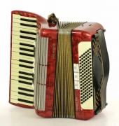 Lote 5697 - ACORDEÃO BAIXO HOHNER – Modelo Tango II M, baixo, em baquelite vermelho nacarado. Instrumento idêntico à venda por € 700. Com estojo próprio de transporte. A funcionar. Dim: 26x48x54 cm (estojo). Nota: sinais de uso. Consultar http://www.theaccordionshop.co.uk/accordions/hohner-tango-ii-m-96-bass-accordion/