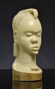 Lote 5699 - BUSTO EM MARFIM - Figura de africano em marfim entalhado. Dim: 22,5 cm. Peso: 2.330 g. Proveniência: Angola, Séc. XX, década de 60