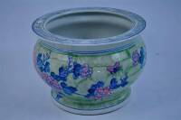 Lote 2060015 - Floreira de porcelana oriental com decoração floral em tons de verde, azul e rosa, borda com grega, 25x35 cm, usado