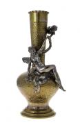 Lote 1002 - JARRA EM METAL - Decoração de efeito martelado, com figura feminina e anjo. Dim: 36 cm. Nota: sinais de uso