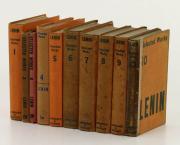 Lote 3020 - COLECÇÃO INCOMPLETA “V. I. LENIN SELECTED WORKS” - Língua inglesa. 10 volumes. Traduzido do Russo por The Marx – Engels – Institute. Conjunto de livros com valor estimado de € 237,5 (€ 23,75 unid). Editora: Lawrence & Wishart Ltd. Dim: 20,5x14 cm (maior). Encadernações cartonadas do editor em tela. Nota: sinais de manuseamento. Consultar http://www.antiqbook.com/search.php?action=search&l=en&owner_id=-csmx&full=V.+I.+LENIN+SELECTED+WORKS+1936