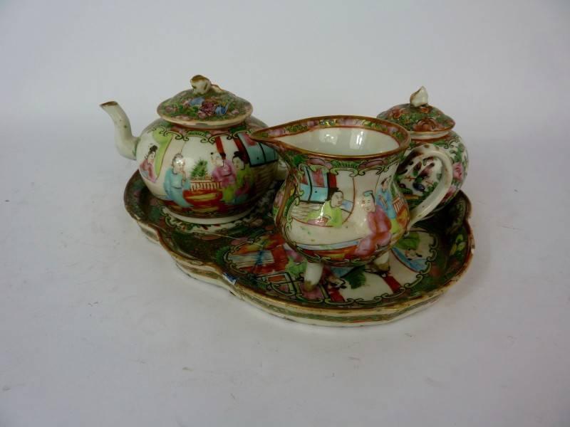 jogo de chá dourado com bule de chá de bandeja e copos no estilo vintage da  loja de antiguidades 17334585 Foto de stock no Vecteezy