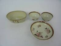 Lote 469 - Conjunto de par de taças e pires em porcelana chinesa da COMPANHIA DAS ÍNIDAS, período Qianlong (1735-1796), com esmaltes da Família Rosa, decoradas com flores, pires com cabelos e pequenas falhas e 1 manteigueira sem tampa, também em porcelana