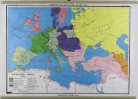 Lote 4 - MAPA "NAPOLEONIC EMPIRE 1812, KNOWLTON WALLBANK WORLD HISTORY" - Mapa em papel, dos anos 50/60, nº K.W 15, escala 1:4.700.000. Dim: 94 x 127 cm. Nota: Sinais de uso, com sistema de suspensão e de enrolamento, em inglês.