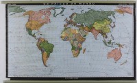 Lote 15 - MAPA "OS PAÍSES DO MUNDO" - Mapa em papel dos anos 50/60, escala 1:24.000.000. Dim: 87 x 138 cm. Nota: Sinais de uso, rasgado nas laterais e torto, sistema de suspensão e de enrolamento, em português.