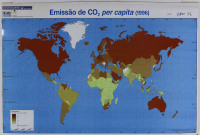 Lote 25 - MAPA "EMISSÃO DE C02 PER CAPITA (1996), POPULAÇÃO COM 65 E MAIS ANOS (1998) - Mapa em cartão dos anos 90. Dim: 69 x 99 cm. Nota: Sinais de uso, com sistema de enrolamento, em português.