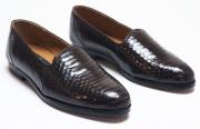 Lote 57 - GIORGIO BRUTINI - Sapato da marca Giorgio Brutini em pele de cobra, modelo faulkner de cor castanho. Tamanho +-40. Nota: https://www.giorgiobrutini.com/faulkner-1