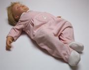 Lote 199 - BONECA - Representação de bébé em resina da marca alemã "Hildegard Günzel", numerada 449 - 20, coleção "kinderland". Marcada na nuca. Dimensão: 52 cm. Nota: http://www.hildegardguenzel.com