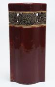 Lote 314 - PORTA FLORES - Porta Flores, em porcelana, com motivos Natalícios, em tons de vermelho escuro e barra em cinzento e dourado. Dimensões: 31 x 16 cm. Nota: bom estado de conservação