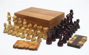 Lote 341 - JOGO DE XADREZ - Jogo de xadrez com peças em madeira entalhada e base em feltro, com dois quadros com sistema de pontuação (de outro jogo ?), em caixa de madeira. Dimensão: 7,5x20,5x13,5 cm. Pequenas marcas