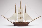 Lote 359 - BARCO - barco à vela em madeira e velas em material esponjoso, com 24x35x3 cm. Nota: Sinais de uso.