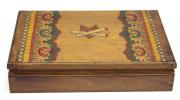 Lote 397 - CIGARREIRA - Caixa-Cigarreira em madeira, tampa com frisos entalhados e ornamentos policromados, interior com divisórias para cigarros. Dimensão: 5x20,5x13 cm. Sinais de uso