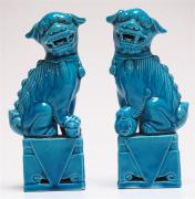 Lote 410 - CÃES DE FOO - Par de Cães de Foo antigos em porcelana chinesa de cor azul ornamentada e com ligeiros vasados, possivelmente do inicio do século. Dimensão: 16x6,5x4,5 cm. Bom estado geral