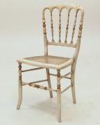 Lote 411 - CADEIRA EM PALHINHA - Cadeira em madeira lacada de bege e dourado com costas em madeira torneada e coxim em palhinha. Dimensão: 86x42x42 cm. Sinais de uso