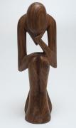 Lote 414 - ESCULTURA EM MADEIRA - escultura em madeira com representação de figura masculina pensativa. Dimensões: 30 x 8 cm. Nota: bom estado de conservação