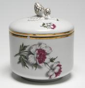 Lote 457 - BOMBONEIRA ARTIBUS - Bomboneira em porcelana Artibus ornamentada com flores policromadas, com filetes dourados e pinhas como pega. Dimensão: 18x14,5ø cm. Pequena lasca no rebordo