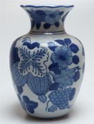 Lote 483 - JARRA EM PORCELANA - Jarra em porcelana da china, decoração com motivos florais a azul e branco. Dimensões: 23x15 cm. Nota: pequenos sinais de uso.