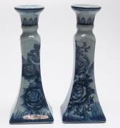 Lote 485 - CANDELABROS - Par de candelabros porcelana vidrada com motivos florais em azul. Dim: 22cm alto.