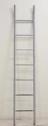 Lote 46 - ESCADA - Escada para estantes em alumínio galvanizado. Dimensão: c. 220 cm. Sinais de uso