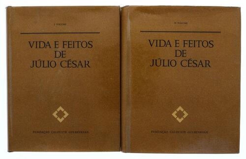 Lote 4 - LIVROS "VIDA E FEITOS DE JÚLIO CÉSAR" - 2 Vols. Edição crítica da tradução portuguesa quatrocentista de «Li Fet des Romains» por Maria Helena Mira Mateus. Exemplares idênticos à venda por € 100. Editora: FCGulbenkian, 1970 Lisboa. Dim: 23x19 cm. 