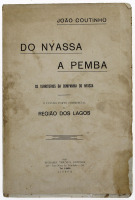 Lote 11 - LIVRO "DO NYASSA A PEMBA. OS TERRITORIOS DA COMPANHIA DO NYASSA. O FUTURO PORTO COMERCIAL DA REGIÃO DOS LAGOS", Por João Coutinho. Exemplar idêntico à venda por € 180. Editora: Livraria Triunfo, Editora, 1931 Lisboa. Dim: 28x19 cm. Encadernação 