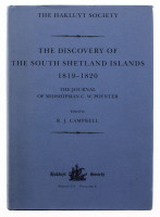 Lote 76 - LIVRO "THE DISCOVERY OF THE SOUTH SHETLAND ISLANDS 1819-1820 THE JOURNAL OF MIDSHIPMAN C.W.POYNTER" - Ed. By R.J.Campbell, London, The Hakluyt Society, 2000. Dim: 25x18 cm. Encadernação cartonada do editor com sobrecapa de protecção. Nota: exem