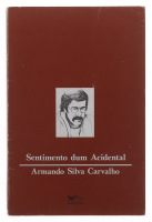 Lote 83 - LIVRO "SENTIMENTO DUM ACIDENTAL" - Por Armando Silva Carvalho. 1ª edição. Editora: Lisboa, Contexto, 1981. Dim: 19x12,5 cm. Encadernação de capa de brochura. Nota: capa e lombada cansadas, manchas e picos de humidade