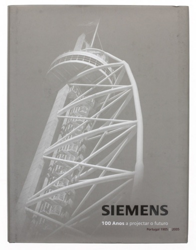 Lote 90 - LIVRO “SIEMENS 100 ANOS A PROJECTAR O FUTURO 1905 - 2005” - Por Jorge Fernandes Alves. Editora: Siemens 2005. Dim: 32x24,5 cm. Encadernação cartonada do editor. Nota: exemplares bem estimados