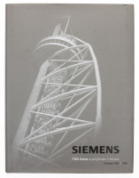 Lote 90 - LIVRO “SIEMENS 100 ANOS A PROJECTAR O FUTURO 1905 - 2005” - Por Jorge Fernandes Alves. Editora: Siemens 2005. Dim: 32x24,5 cm. Encadernação cartonada do editor. Nota: exemplares bem estimados