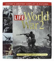 Lote 106 - LIVRO "LIFE WORLD WAR 2" - Editado por Richard B.Stolley. Exemplar idêntico à venda por € 52,46. Boston; NY; London, A Bulfinch Press Book, 1998. Com 665 fotografias. Dim: 28,5x25 cm. Encadernação cartonada do editor com sobrecapa de protecção.