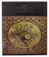 Lote 125 - LIVRO “OBJETS D' ART FRANCAIS DE LA COLLECTION CALOUSTE GULBENKIAN” - Língua francesa. Por Collection Calouste Gulbenkian Lisbonne 1969. Dim: 33x28 cm. Encadernação cartonada com sobrecapa de protecção. Nota: sinais de manuseamento