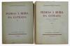 Lote 159 - LIVROS "PEDRAS À BEIRA DA ESTRADA" - 2 vols. Por Joaquim Paço d'Arcos. Editora: Lisboa, Guimarães Editores, 1962; 1971. Dim: 20,5x15,5 cm. Encadernações de capas de brochura. Nota: capas e lombadas cansadas, manchas