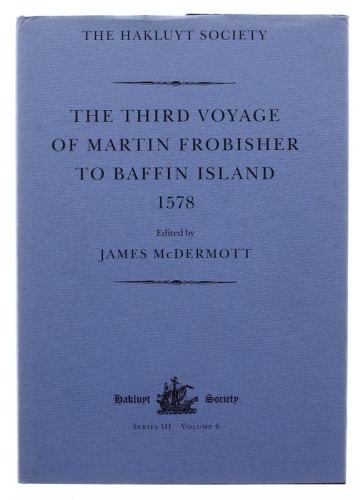 Lote 174 - LIVRO "THE THIRD VOYAGE OF MARTIN FROBISHER TO BAFFIN ISLAND 1578" - Língua inglesa. Ed. By James McDermott. Editora London, The Hakluyt Society, 2001. Dim: 25x18 cm. Encadernação cartonada do editor com sobrecapa de protecção. Nota: exemplar 