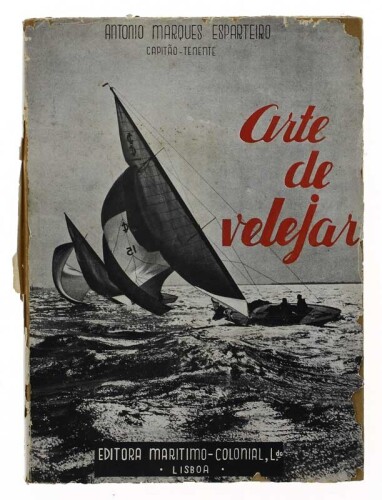 Lote 205 - LIVRO “ARTE DE VELEJAR” - Por António Marques Esparteiro, Capitão Tenente. Editora: Maritimo Colonial 1945. Exemplar idêntico à vcenda por € 50 (US$ 55,54) conversão ao dia. Dim: 25xz18,5 cm. Encadernação capa de brochura. Nota: sinais de manus