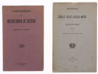 Lote 206 - OPÚSCULOS, CONJUNTO - 2 vols. 1 - "Compromisso da Misericordia de Azeitão (Aprovado por Alvará de 11 de Março de 1914)", Lisboa, Tip. Adolpho de Mendonça, Lt., 1924. 2 - "Estatutos da Caixa de Credito Agricola Mutuo de Azeitão aprovados por Al