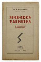 Lote 225 - LIVRO "SOLDADOS VALENTES EPISÓDIOS DA GRANDE GUERRA" Por José R. Silva Mendes. Exemplar idênticio à venda por € 50. Editora: Leiria, [s.n.], 1936 (2ª edição em 1961). Dim: 19,5x12,5 cm. Encadernação capa de brochura. Nota: exemplar bvem estima