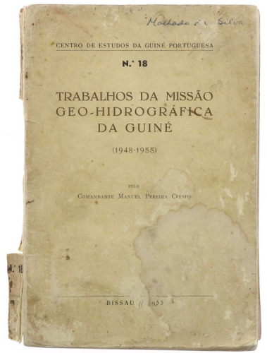 Lote 342 - LIVRO "TRABALHOS DA MISSÃO GEO-HIDROGRÁFICA DA GUINÉ (1948-1955)" - Comandante Manuel Pereira Crespo, Bissau, Centro de Estudos da Guiné Portuguesa, 1955. Dim: 23,5x16 cm. Encadernação de capa de brochura. Nota: faltas, falhas e defeitos. Manch