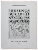 Lote 354 - LIVRO "PRESENÇA DE CABRAL NAS ROTAS DO FUTURO" - Por Virgílio Arruda; Pref. De Damião Peres, Santarém, Junta Distrital de Santarém, 1972. Dim: 24x17,5 cm. Encadernação de capa de brochura. Nota: sinais de manuseamento