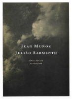 Lote 408 - LIVRO "JUAN MUÑOZ JULIÃO SARMENTO METALÚRGICA ALENTEJANA" Por Jorge Castanho; Maria Filomena Molder; Herberto Helder, Beja, Escudeiros Galeria Municipal de Beja, 1993. Dim: 24x17 cm. Encadernação capa de brochura. Nota: sinais de manuseamento