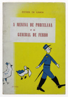 Lote 479 - LIVRO "A MENINA DE PORCELANA E O GENERAL DE FERRO" - Por Esther de Lemos. Editora: Lisboa, Edições, Ática, 1972. Dim: 23,5x16,5 cm. Encadernação de capa de brochura. Nota: capa e lombada cansadas