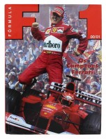 Lote 605 - LIVRO “FÓRMULA 1 OS CAMPEÕES FERRARI 00 / 01” Por Francisco Santos. Editora: Talento 2000. Dim: 32x23,5 cm. Encadernação cartonada com sobrecapa de protecção. Nota: exemplar bem estimado