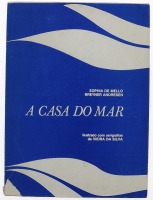 Lote 708 - LIVRO "A CASA DO MAR" - Por Sophia de Mello Breyner Andresen, Ilustrado com serigrafias de Vieira da Silva. Editora: Edições Galeria S. Mamede, Lisboa. Dim: 34x25 cm. Encadernação cartonada de editor com sobrecapa de protecção. Nota: sinais de 