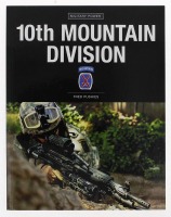 Lote 751 - LIVRO "10TH MOUNTAIN DIVISION. MILITARY POWER." - Por Fred Pushies, Editora: USA, Printed in Singapore, Zenith Press, 2008. Dim: 27x21 cm. Encadernação capa de brochura. Nota: sinais de manuseamento